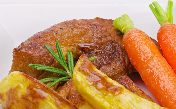 與gegrilte肉和karoten烤kartofeln