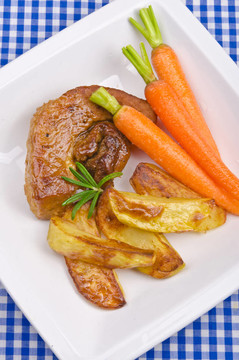 與gegrilte肉和karoten烤kartofeln