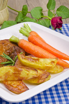 與gegrilte肉和karoten烤kartofeln