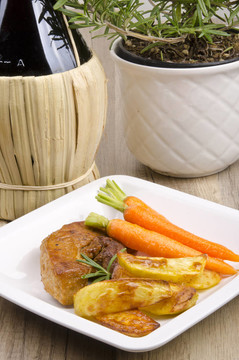 與gegrilte肉和karoten烤kartofeln