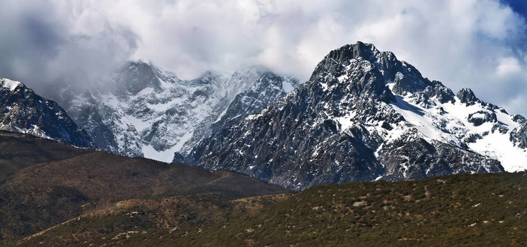 在中國(guó)云南的雪山山頂?shù)娘L(fēng)景