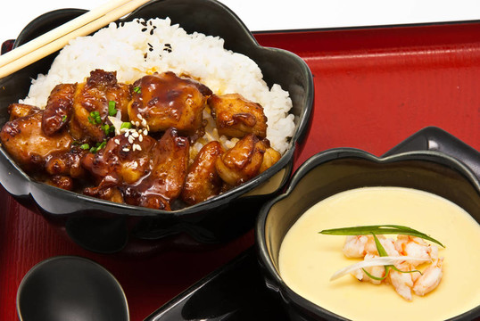 有紅燒雞肉和中國蒸蛋炒飯