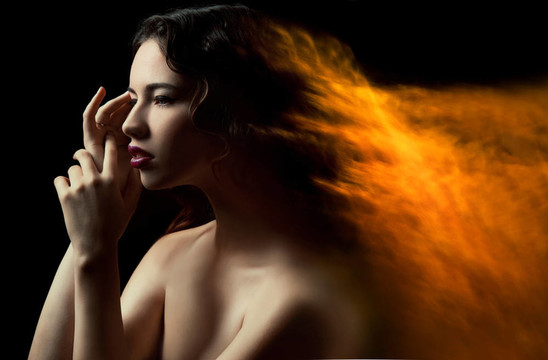 美麗的女人的照片與黑色背景的頭發(fā)