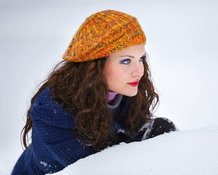 躲在雪地里的年輕女人