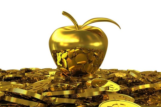 金色金幣上的金蘋果。3D渲染