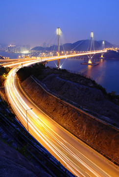 晚上Ting Kau公路和橋梁