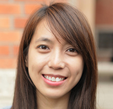 年輕女子微笑友好