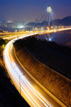 晚上Ting Kau公路和橋梁