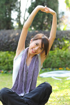做伸展運(yùn)動(dòng)的婦女