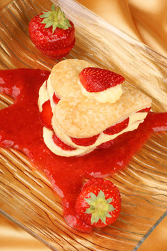Strawberry和蛋奶凍油酥千層糕