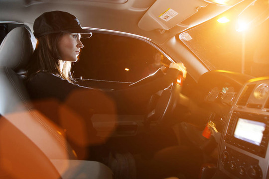 漂亮的年輕女人晚上開車