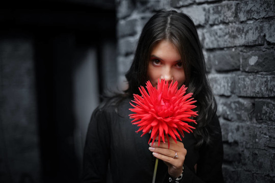 EMO女孩与红色的花