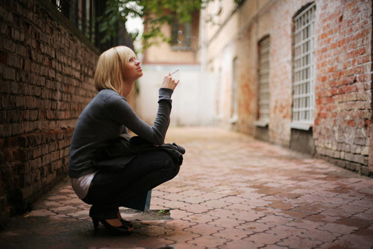 年輕的女人吸煙
