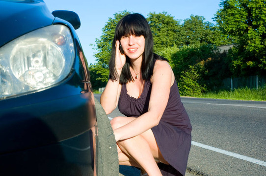 修理汽車的女人