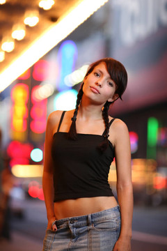 美麗嬌小的女子
