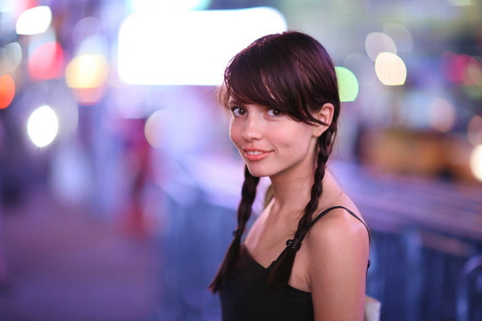 美麗嬌小的女子