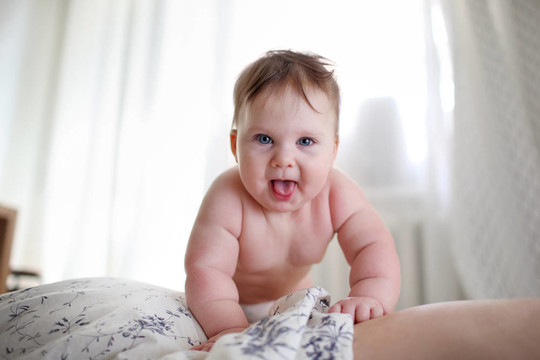 可愛有趣的嬰兒