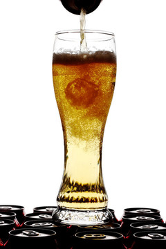 把啤酒倒進高玻璃杯