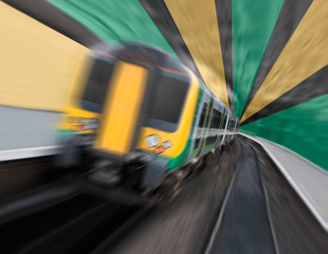Zoom Blur軌道隧道中的通勤列車(chē)超速