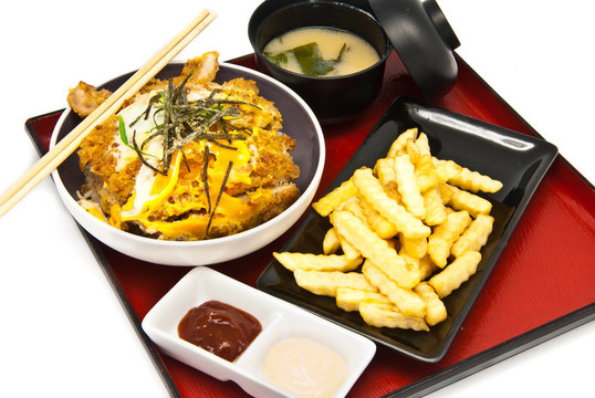 便當(dāng)；日本菜風(fēng)格；炸雞、米飯和湯、炸薯?xiàng)l的白色背景