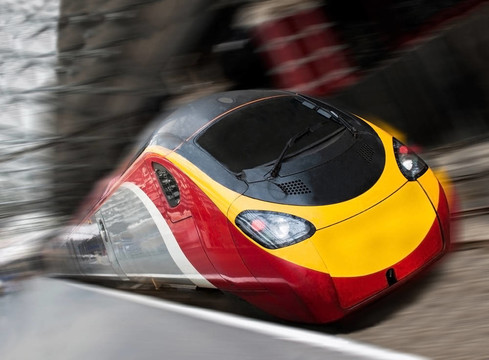 具有運動模糊的快速乘客列車