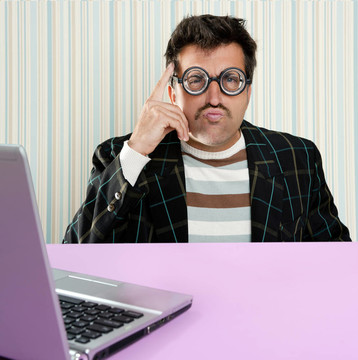 Nerd沉思的人眼鏡傻傻的表情筆記本