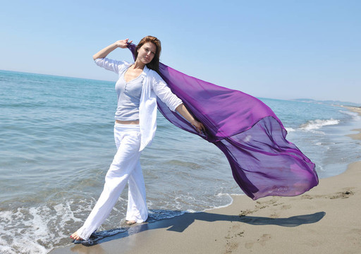 年輕女子在海灘上放松