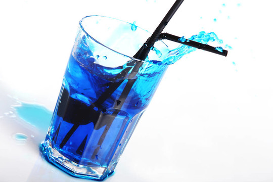 藍(lán)色雞尾酒濺起白色隔離
