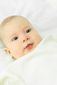 可愛的四個月大的嬰兒