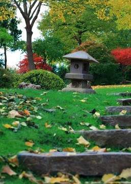 日本花園里的燈籠