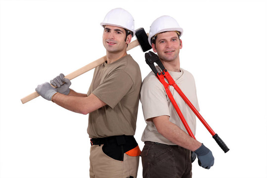 建筑工人持有重型工具