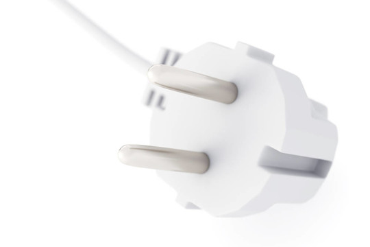 白色背景上的光電纜和電插頭