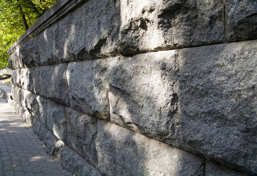 城市公園舊花崗巖石墻