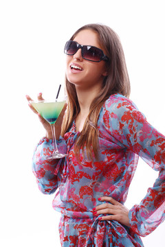 快樂的女人與綠色雞尾酒