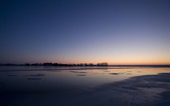 日落Frozen Lake