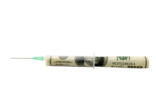 注射器和美元