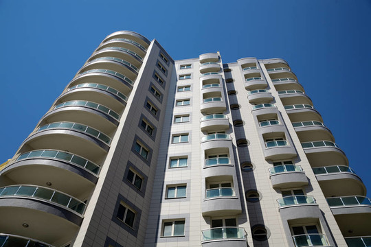 高現(xiàn)代住宅建筑的背景藍(lán)天