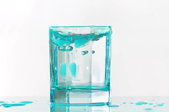 綠寶石冰中的新鮮冰水