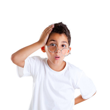孩子們的書呆子戴眼鏡的小孩和愚蠢的表達