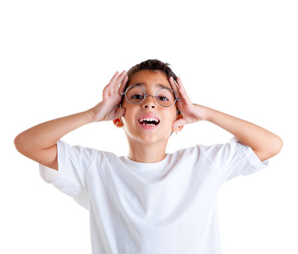孩子們的書呆子戴眼鏡的小孩和幸福的表情