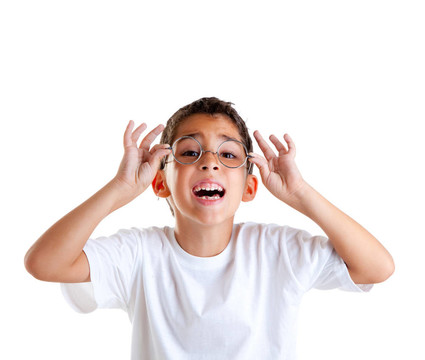 孩子們的書呆子戴眼鏡的小孩和幸福的表情