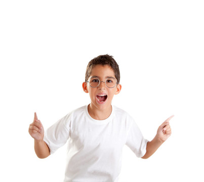 孩子們的書呆子戴眼鏡的小孩和幸福的表情