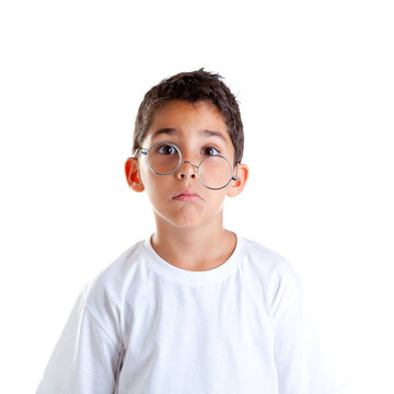 孩子們的書呆子戴眼鏡的小孩和愚蠢的表達