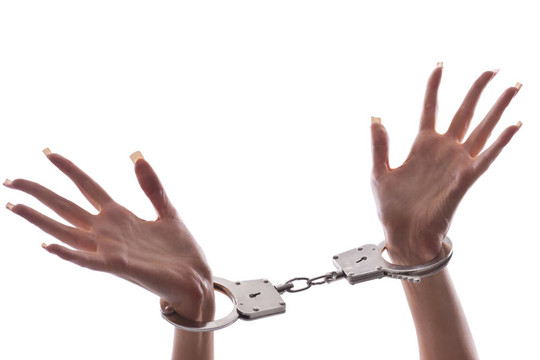 女人的手在鐵手銬