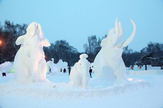 人走，拍照對ELEP雪雕
