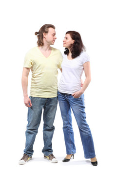穿牛仔褲的年輕夫婦；男孩和女孩；站在一起擁抱