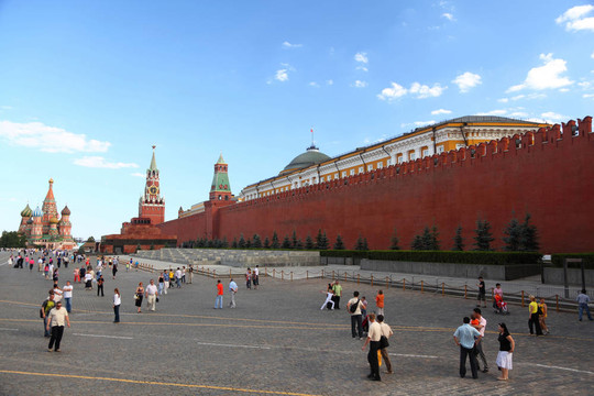 moscow-june 21：游客在紅色廣場(chǎng)附近的Kremlin墻；6月2日