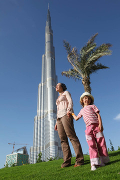 迪拜：4月17日在Burj Khalifa面前的孩子的母親（Bu