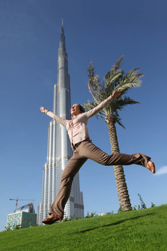 迪拜，4月17日：在Burj Khalifa面前快樂(lè)旅游的女人（迪拜塔）；17四月2010在迪拜；U