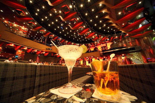 大光堂。教練和桌子。酒杯和玻璃中心圖像的飲料。在頂部的酒杯的焦點(diǎn)。注意力不集中的人。寬角。